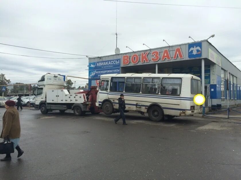 Номера телефонов старого автовокзала. Автостанция Калуга. Автовокзал Калуга 2000г. Калуга автовокзал на Кирова. Старый автовокзал Калуга.