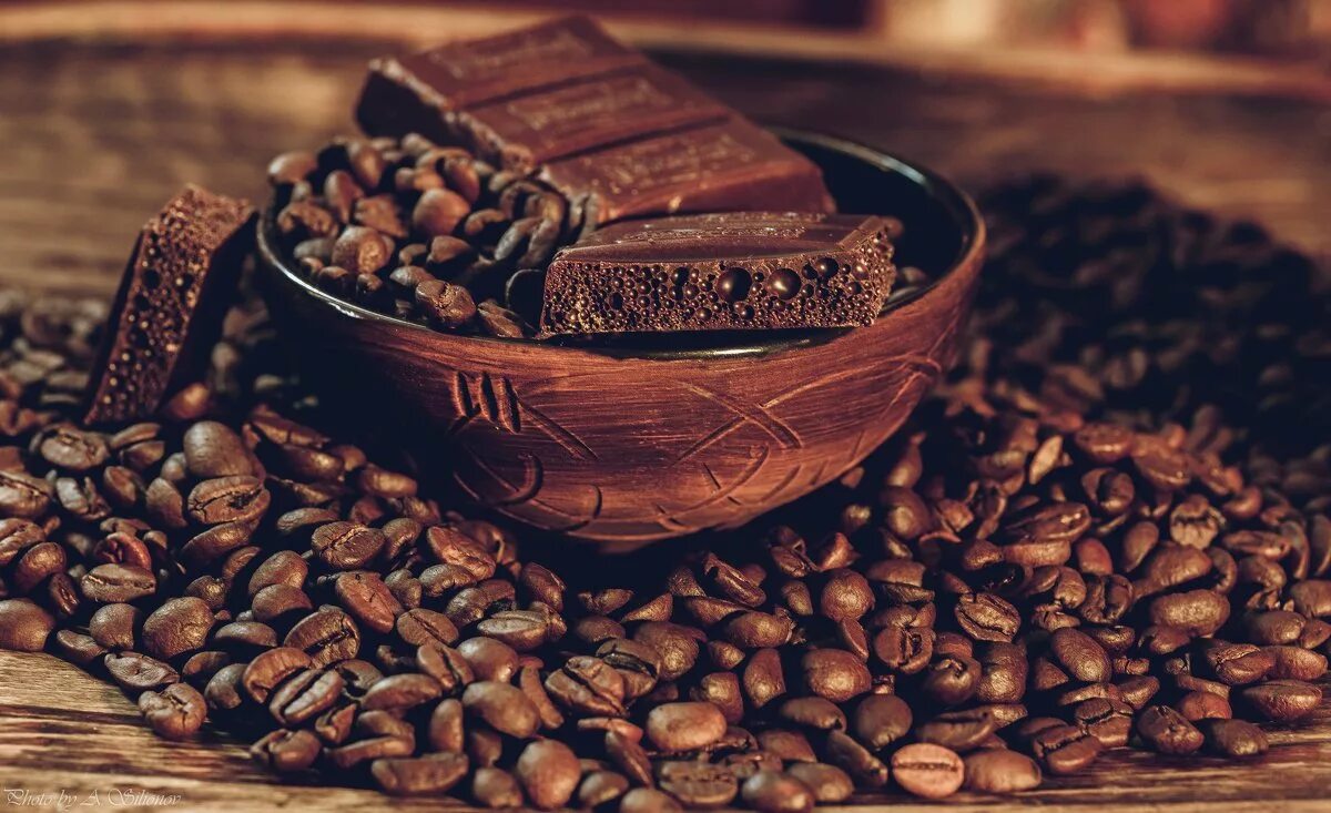 Coffee i chocolate. Кофе и шоколад. Кофе в зернах. Кофейные зерна в шоколаде. Кофейный шоколад.