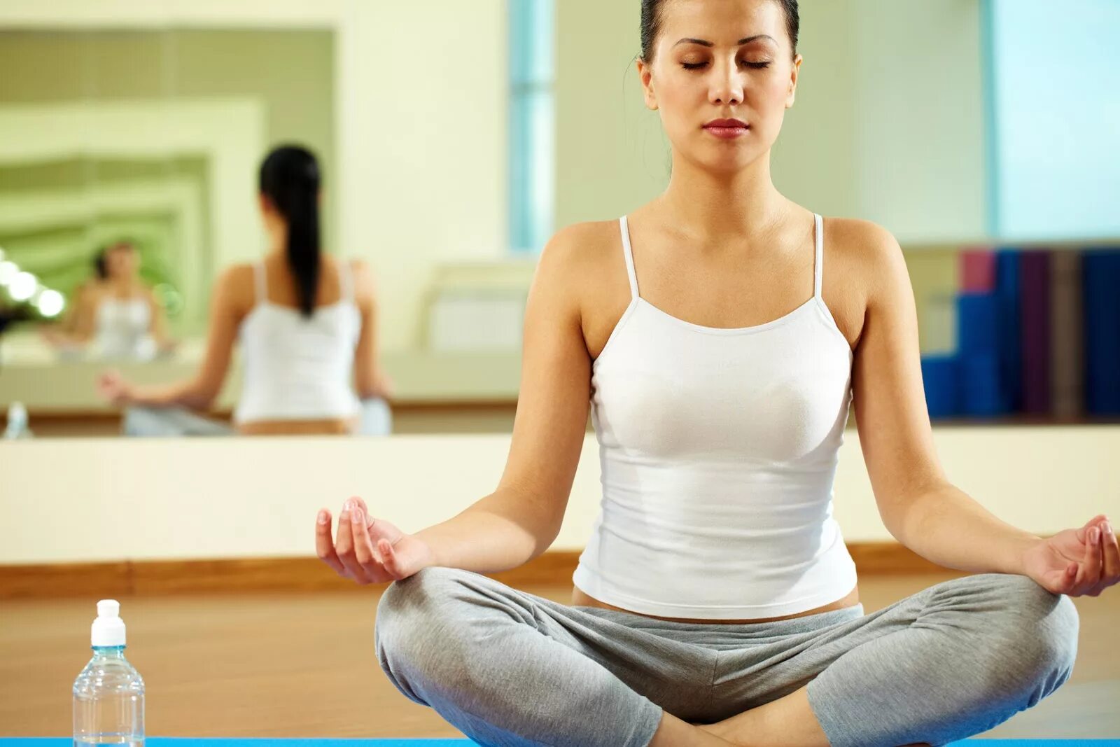 Йога медитация в зале. Йога девушка в зале. Медитация для похудения. Девушка занимается медитацией.