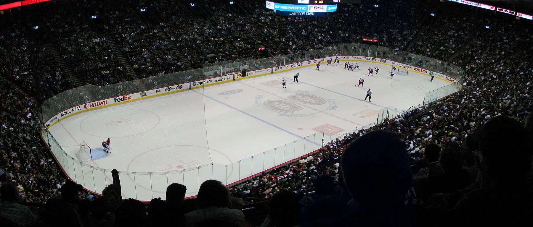 Где правда монреаль. Арена Монреаль Канадиенс. Хоккейная Арена Bell Centre(Монреаль). Хоккейная площадка НХЛ. Хоккейная площадка NHL вид сверху.