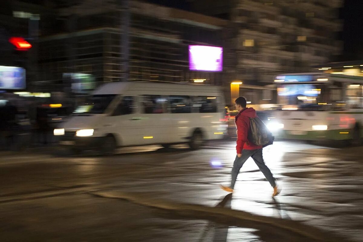 Человек переходит дорогу. Пешеход на дороге. Человек переходит дорогу на красный. Парень на дороге.