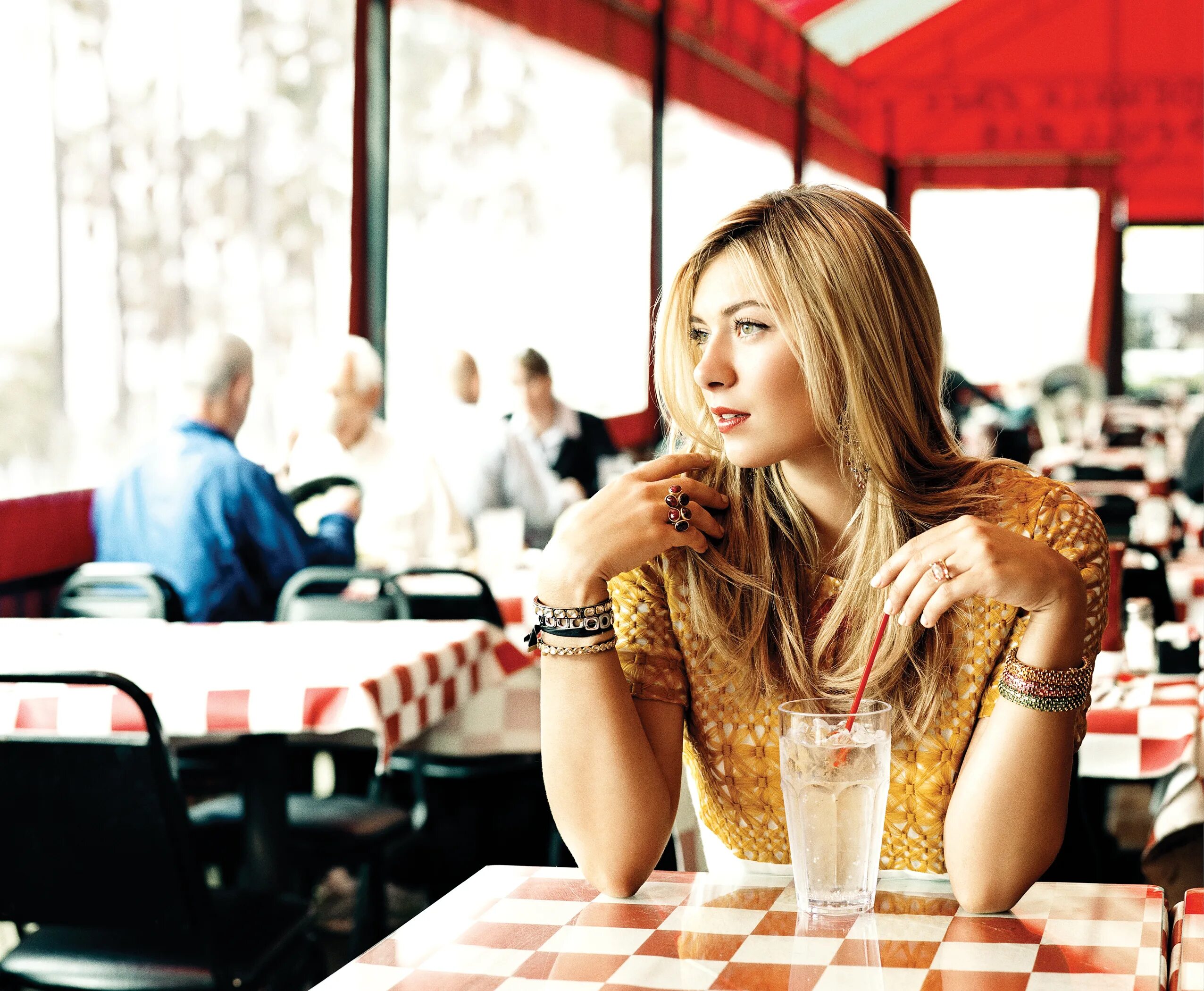 Девушка в летнем кафе. Девушка сидит в кафе. Девочки были в кафе. Красивая девушка в кафе. Фотосессия в кафе идеи.