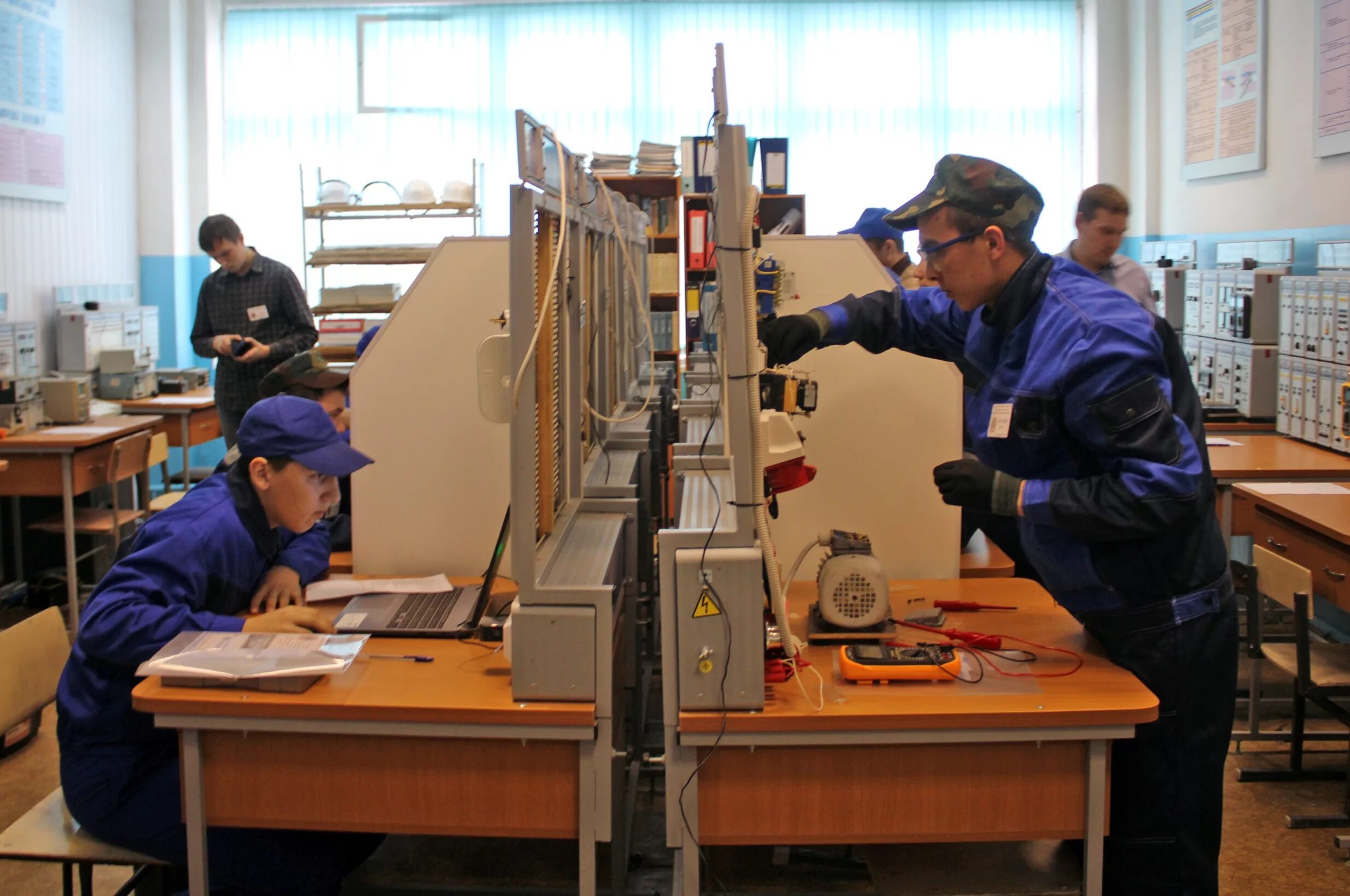 Мастер в техникуме. Мастер в техникуме. Мастер производственного обучения. Мастер пту. Старший мастер участка.