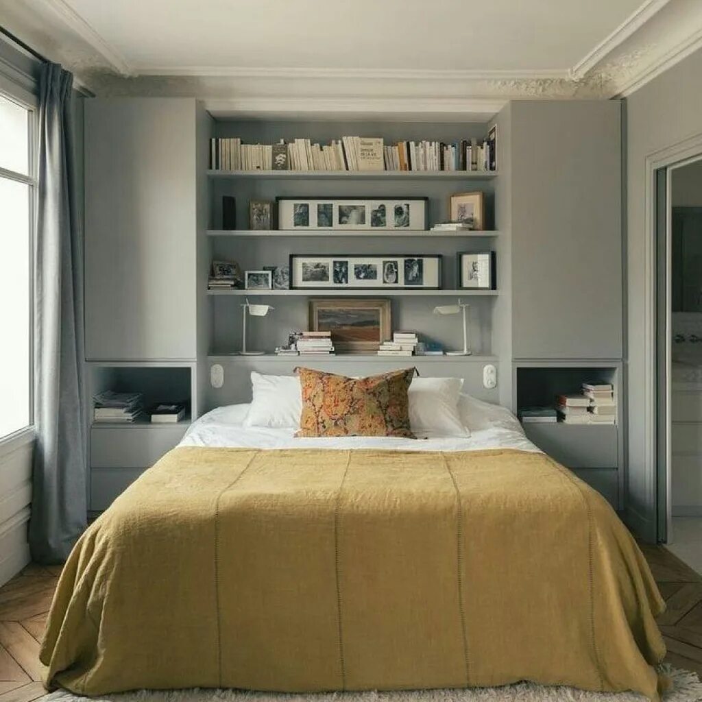 Кровать между шкафами. Маленькая спальня. Дизайнерская спальня. Декор маленькой спальни. Дизайн маленьйоспалтни.