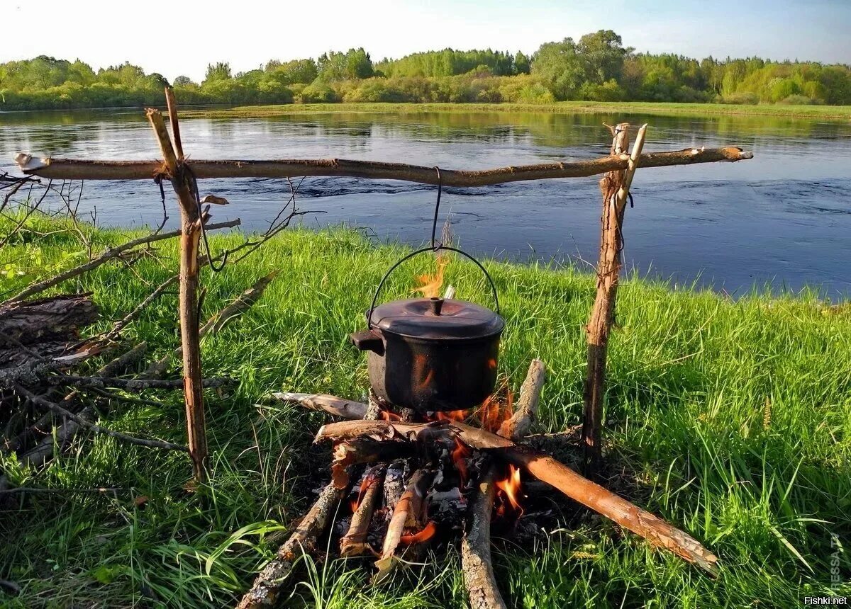 Шашлыки на природе. Шашлык у реки. Шашлыки на озере. Котелок на природе. Пикник костер