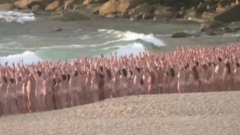 Miles de personas posan desnudas en una playa de Sídney