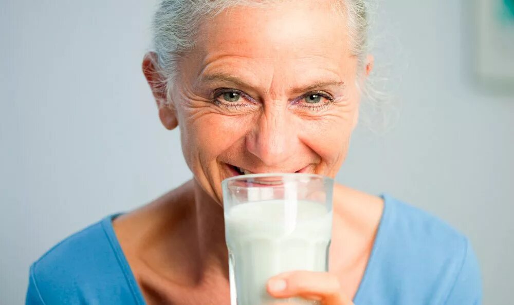 молоко после 50 лет. человек пьет молоко. молоко и жкт. пить молоко после 50 лет. московское молоко.