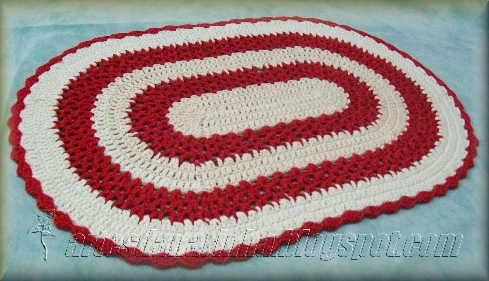 красивый овальный коврик крючком. вязание овальных ковриков крючком видео. овальный коврик из мусорных пакетов. вязаные коврики крючком. вязание овальных ковриков крючком видео.