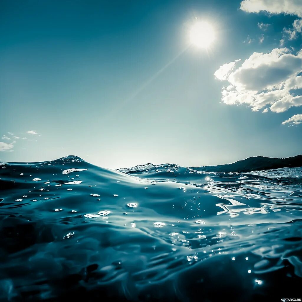 Стала спокойнее вода. Океан. Волны. Синее море. Красивая вода.