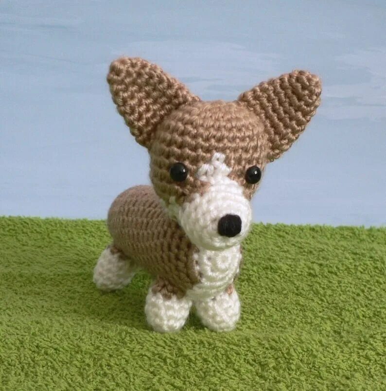 Корги связать. Игрушки амигуруми вельш корги. вязаный вельш корги. корги амигуруми. вязаная игрушка корги.
