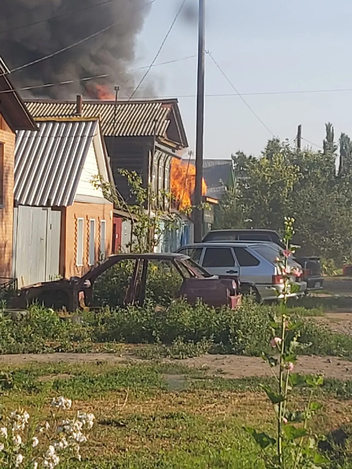 Бузулук дом Тополиная горел. Горящий дом. Сгоревший дом. Пожар в Бузулуке сейчас. Что случилось в бузулуке сегодня