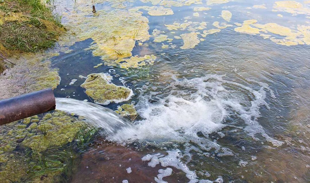 Отходы сливаемые в реки. Загрязненные воды Урала. Загрязненные водоемы. Загрязнение рек. Сточные воды загрязнение воды.