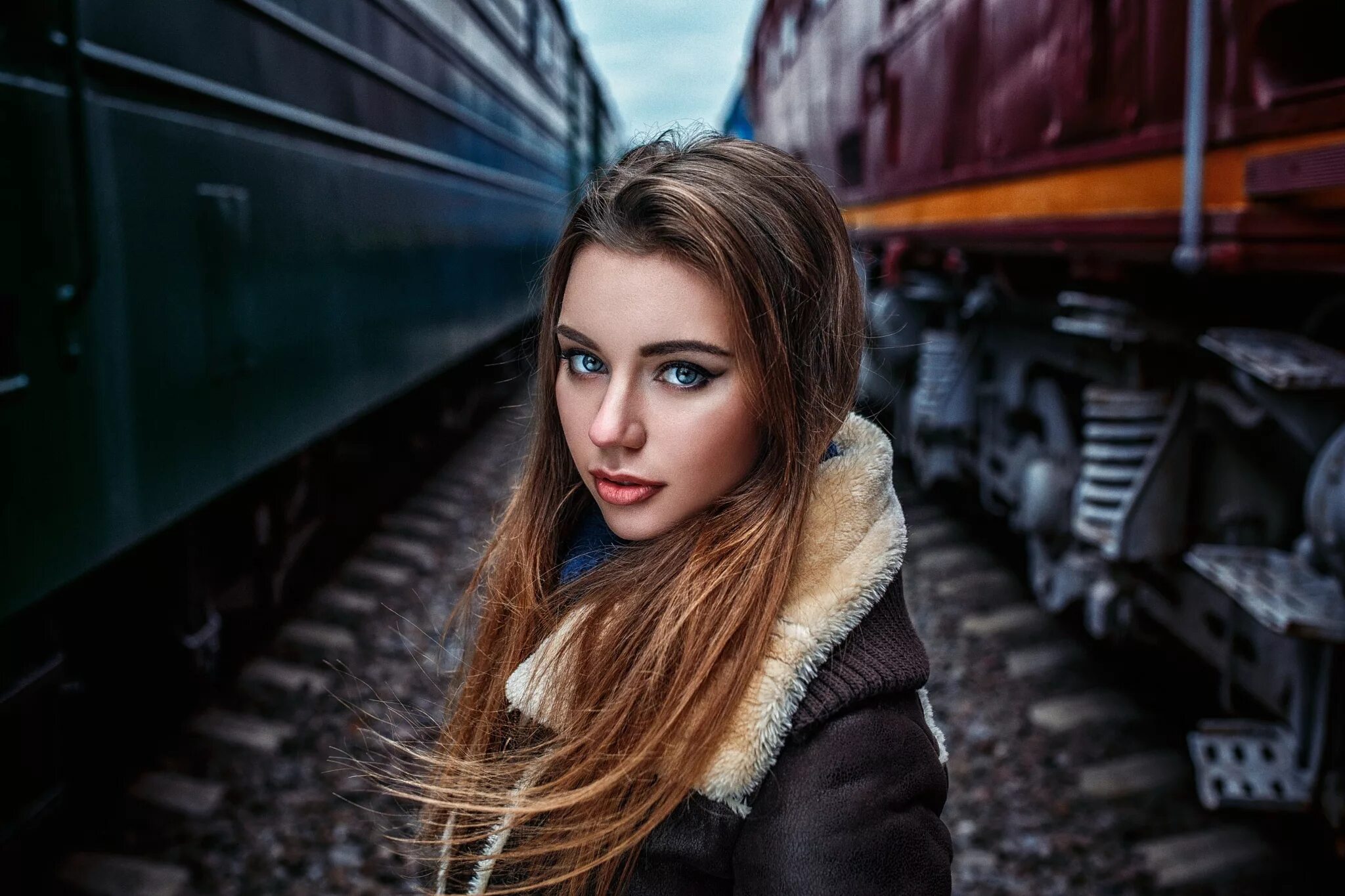 Женщины на железной дороге. Девушка на фоне поезда. Фотосессия на фоне поезда. Фотосессия около поезда.