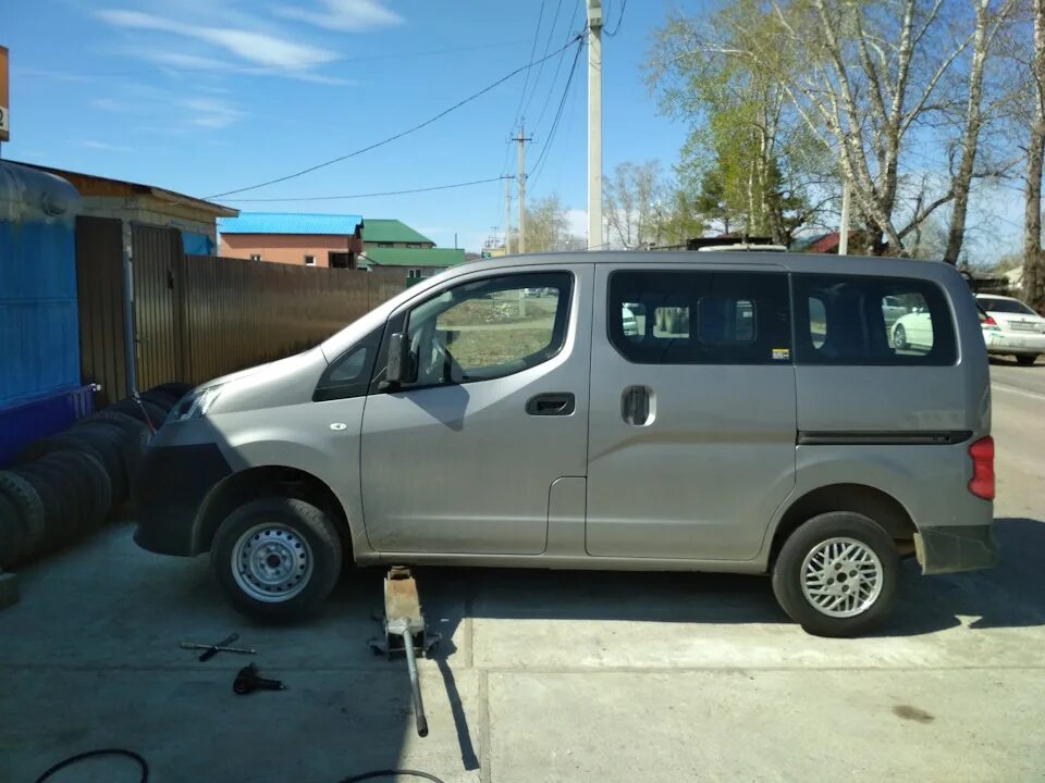 Нв 200 владивосток. Ниссан нв 200. Колеса Nissan nv200. Nissan nv200 литьё. Диски Ниссан нв200.