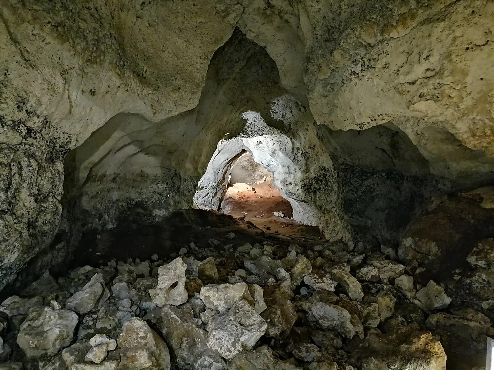 Пещера таврида экскурсии. Зуя пещера Таврида. Карстовая пещера Таврида. Пещера Таврида в Крыму. Белогорск пещера Таврида.