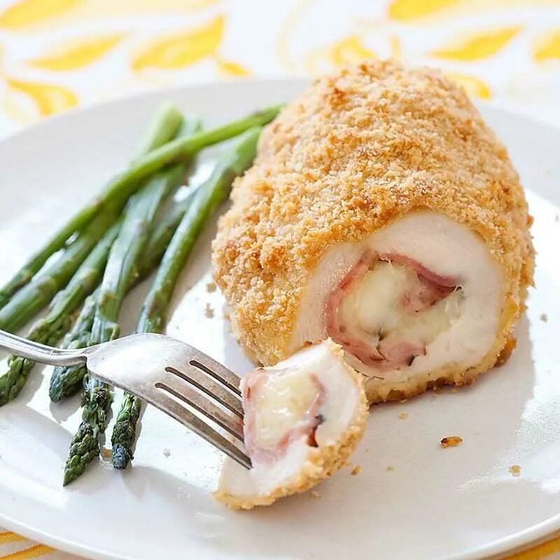 Котлеты кордон блю. Куриный кордон блю. куриное филе кордон блю. цыпленок кордон блю.