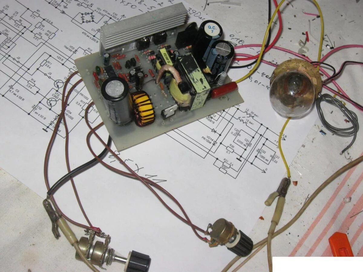 Самодельный регулируемый. Импульсный БП из деталей компьютерного БП. Импульсный блок питания из деталей компьютерного блока питания. Блок питания от компьютера 12 вольт переделка. Лабораторный блок питания из и б п ПК.