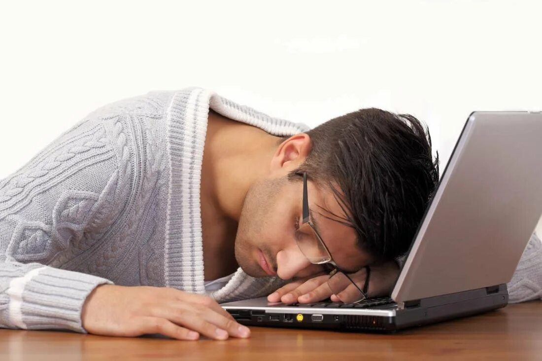 Человек перед компьютером. Парень уснул за компьютером. Уставший мужчина.