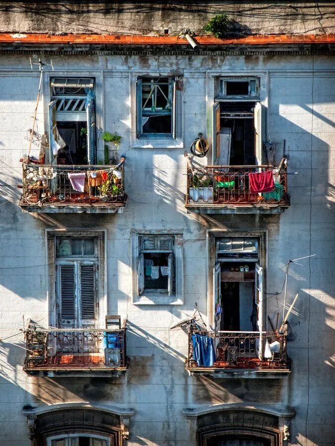 Кубинское домашнее. Гавана жилые дома кубинцев. Куба трущобы. Гавана Куба архитектура. Окна в кубинских домах.