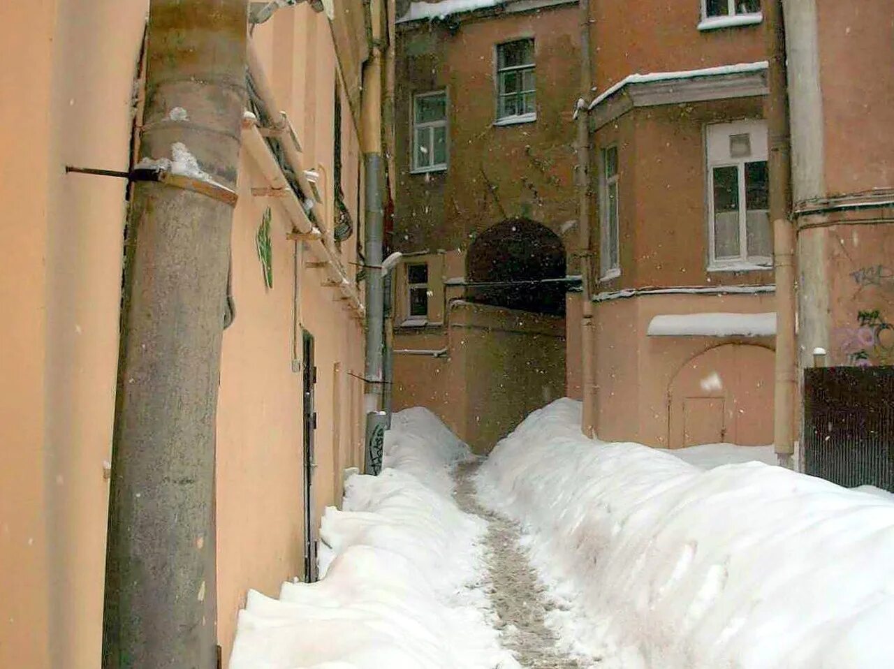 Петербургские закоулки. Питерские закоулки. Закоулки Питера фото. Закоулок центра Питера.