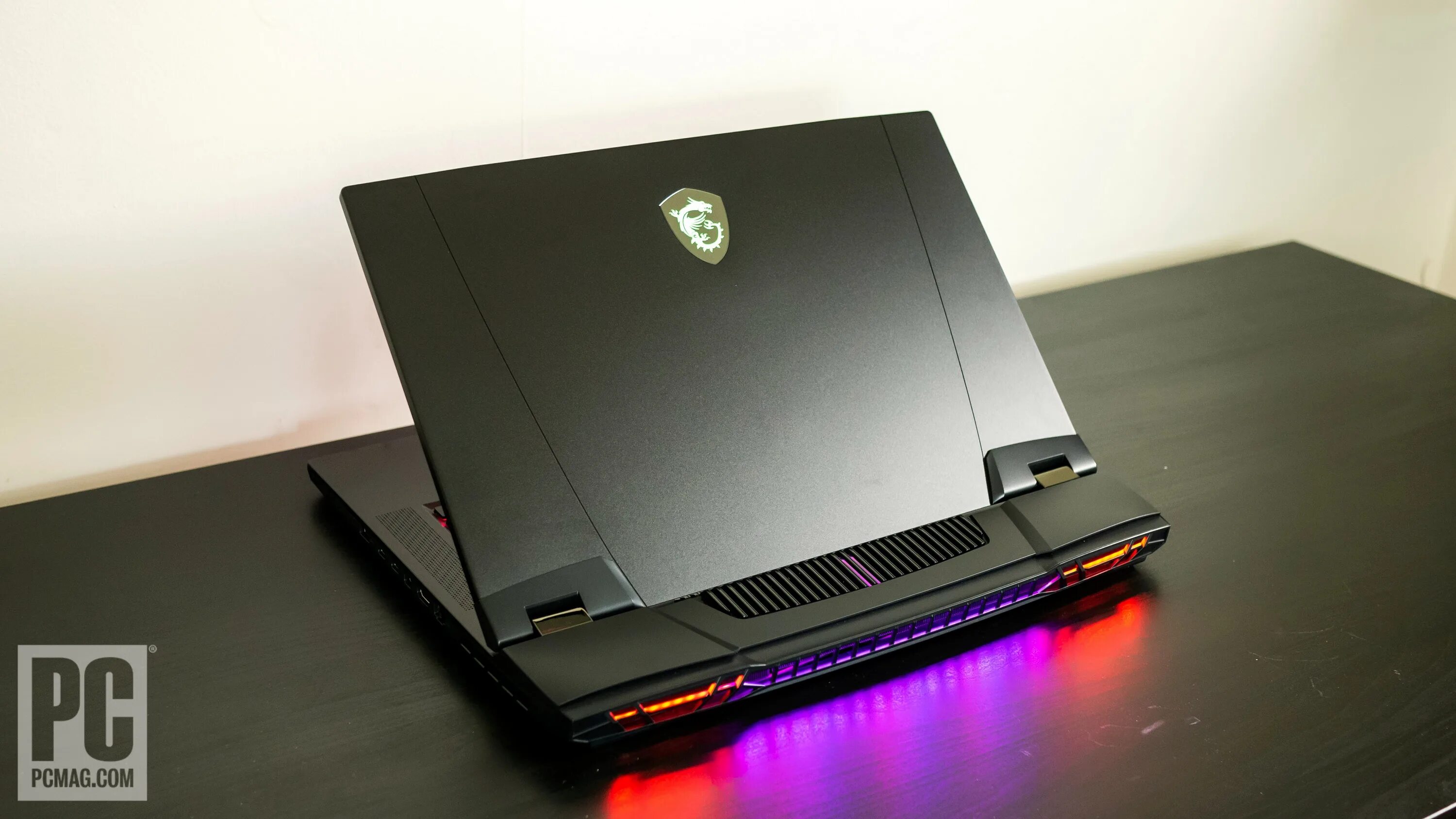 Msi titan gt77 13vi. Msi triton gt77. 3080ti в ноутбуке. msi titan. экран ноутбука msi стал фиолетовым.