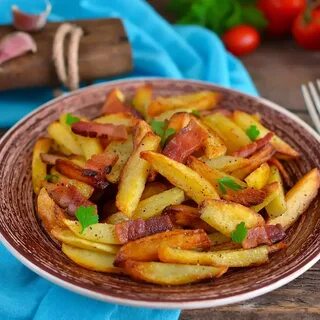 Картошка с беконом на сковороде