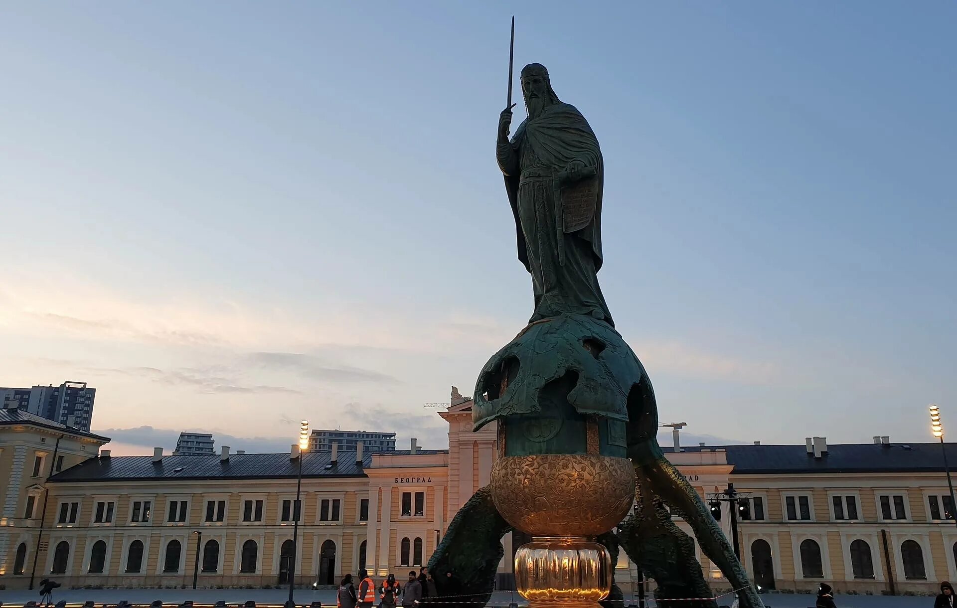 Сербия памятники. Памятник Стефану Немане. Памятник Рукавишникова в Сербии.