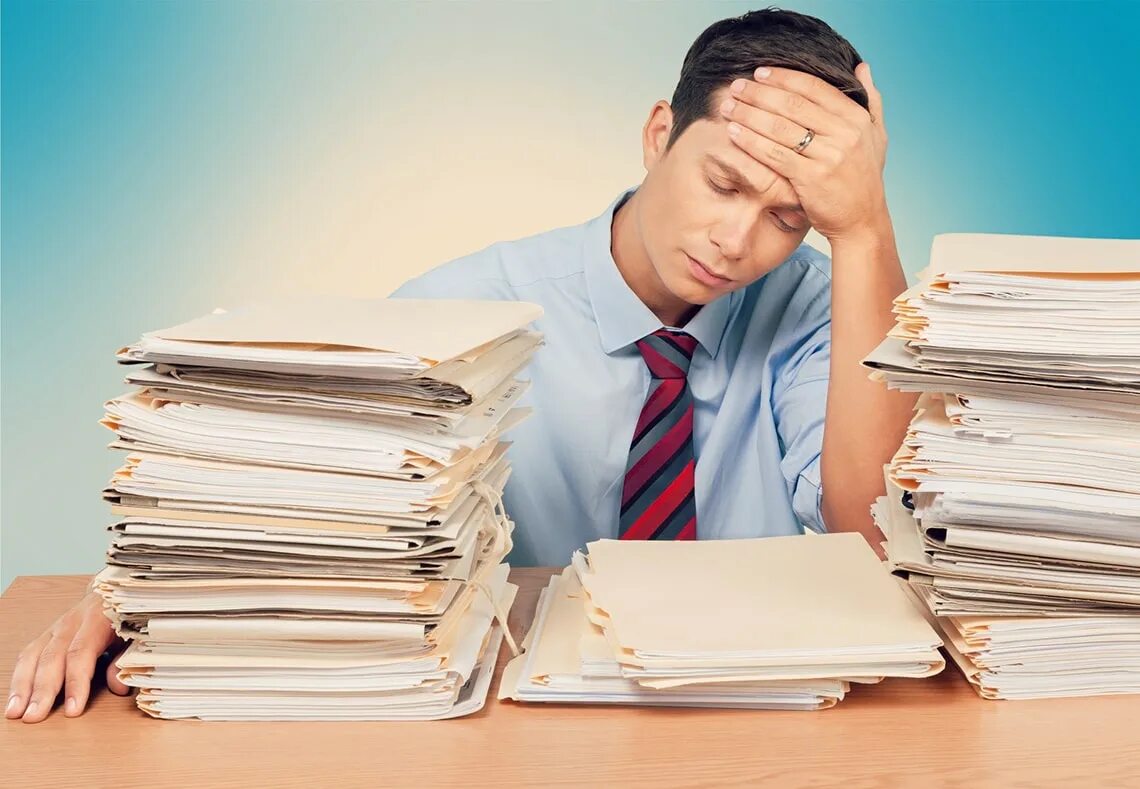 Большие объемы работ. Большие объемы работ. Человек с большим объемом информации. Большие объемы работ. Парень с кучей бумаг.