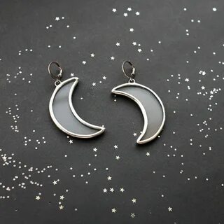 Сережка месяцем