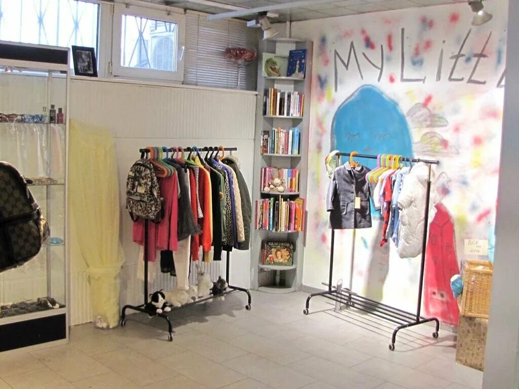 Шоссе одежда. Спортхит внутри. Торговый центр новогиреево магазины. Шоссе одежда. Тц рублевский крылатское.