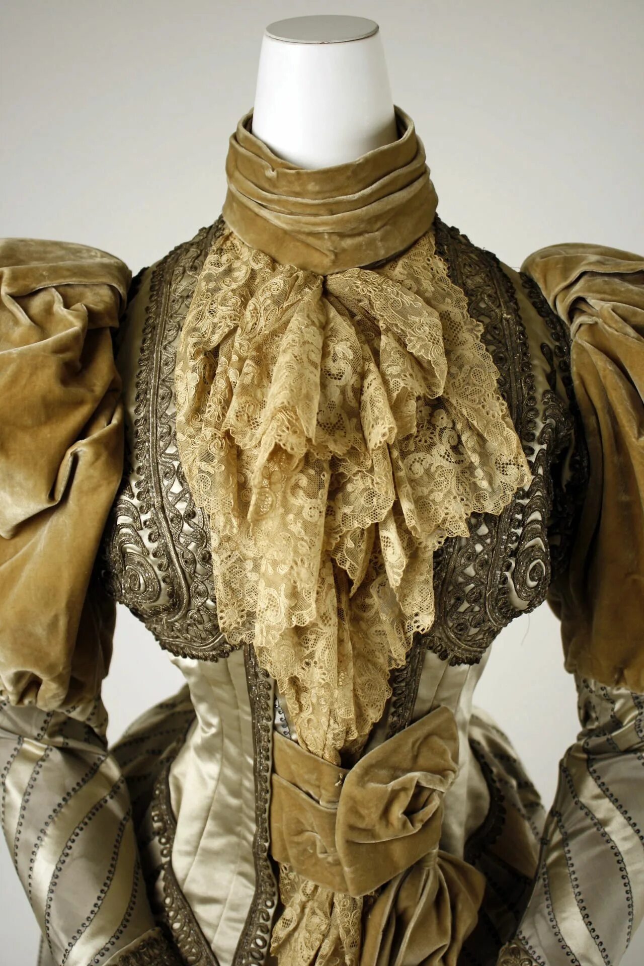 Платья под старину. Жабо 19 век. Жабо 17 века. Старинные платья. Викторианский стиль в одежде.