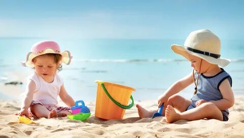 Children go to the beach