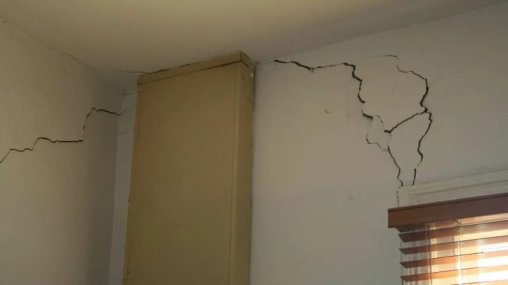 Трещина комната. Трещина в стене. Трещина в стене в квартире. Трещина в стене в комнате. Трещина в стене дома.