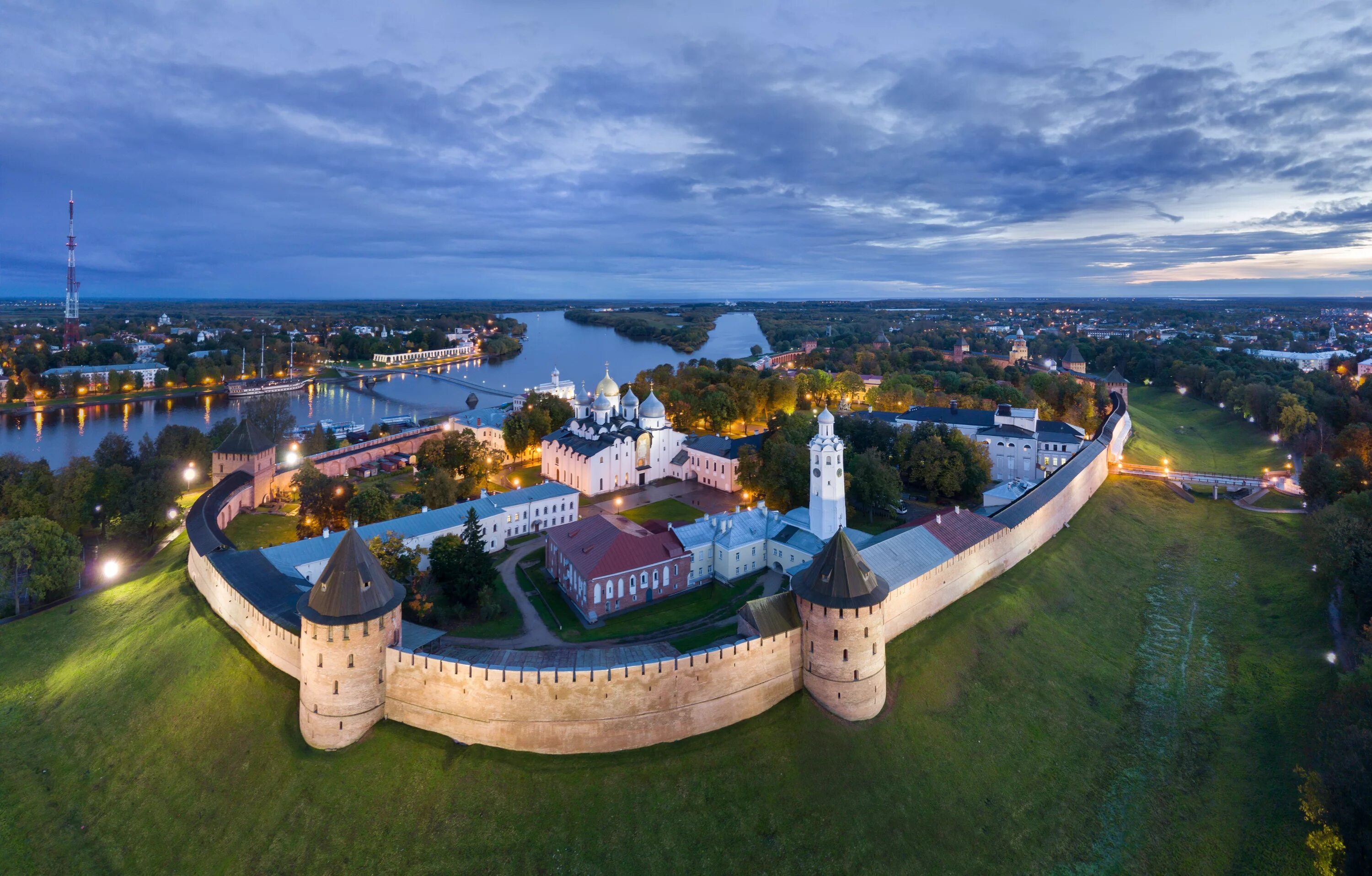 Новгородская область интересные. Великий Новгород Кремль. Иверский монастырь Великий Новгород. Новгородский Кремль Детинец. Великий Новгород Великий Новгород.