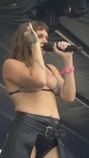 00019_297207162_tove-lo-live-osheaga-30july2022-1080p-mp4_snapshot_05-54-15...