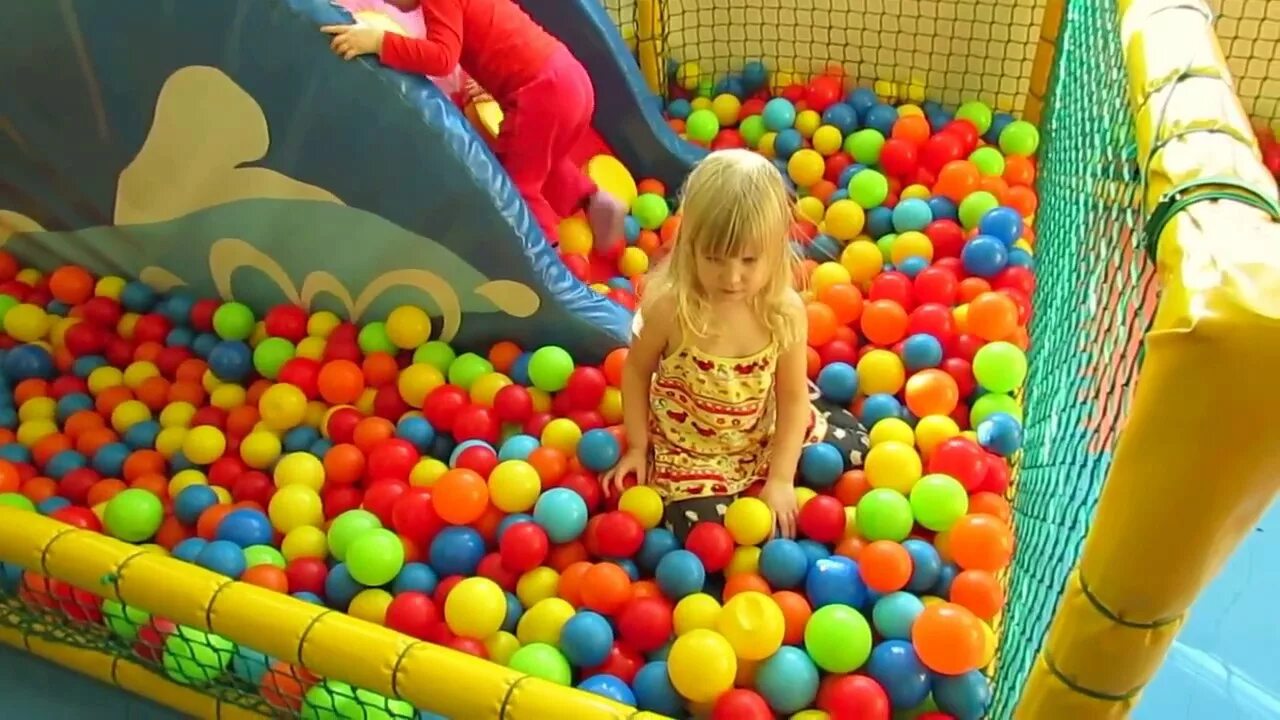 Горки шарики бассейн. Бассейн с шариками в игровой комнате. Игровой центр с шариками катящимися. Детки в бассейне с шарами и горками. Бассейн с шариками для детей видео.