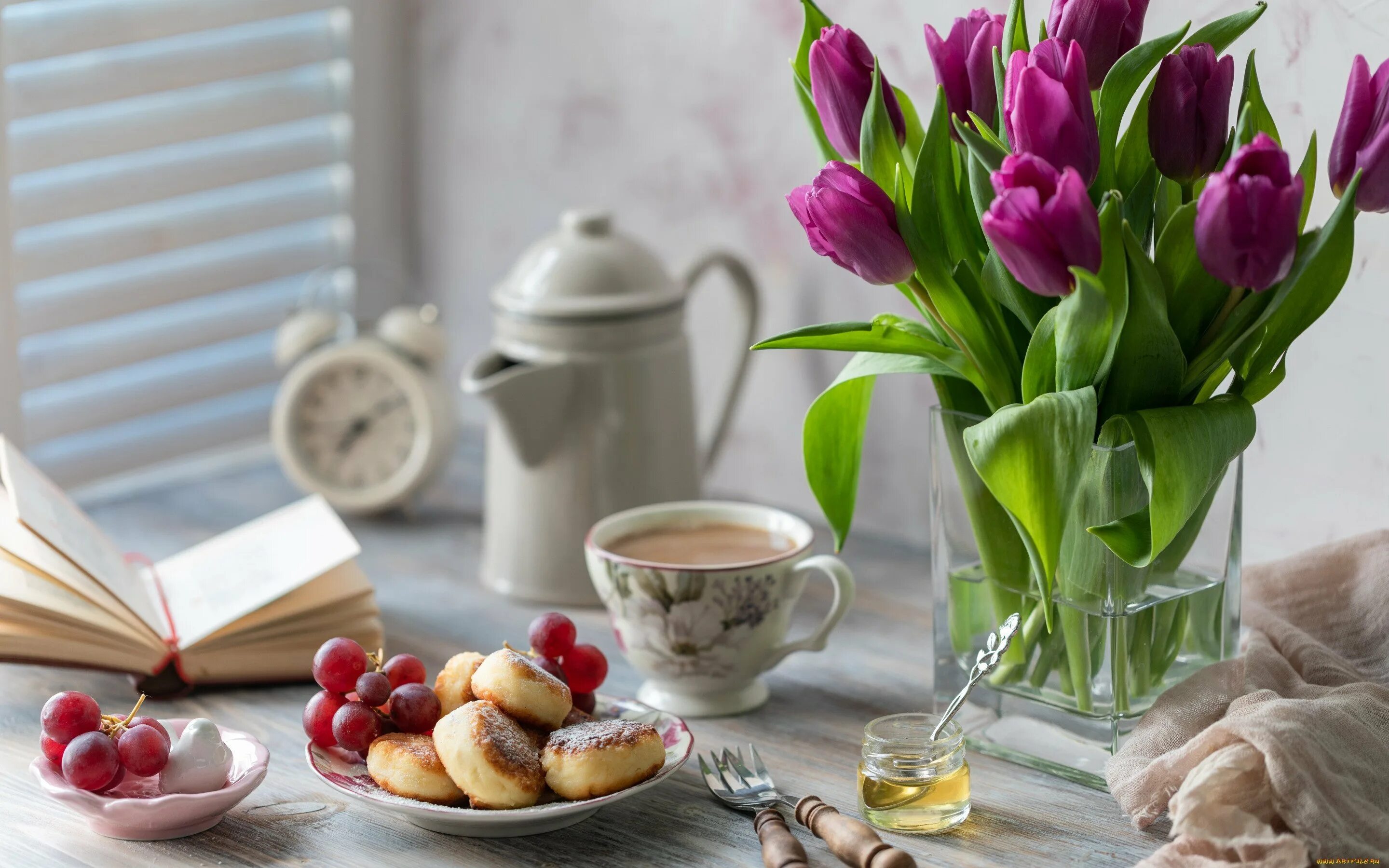 Утренние цветы. Тюльпаны и кофе. Завтрак с цветами. Красивый завтрак с цветами.