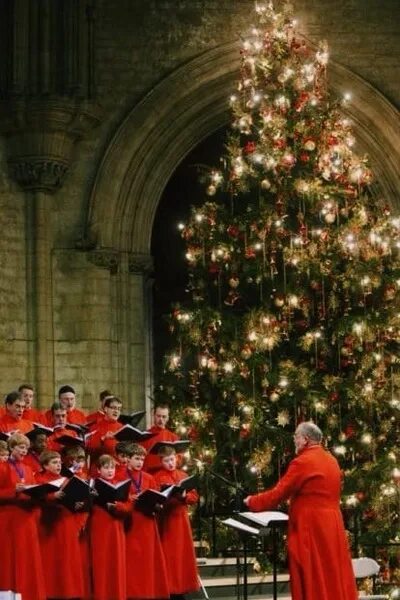 Carol singing в Англии. Рождество в Великобритании. Рождественский хор в Англии. Церковь в Рождество в Англии. Новый год хорам