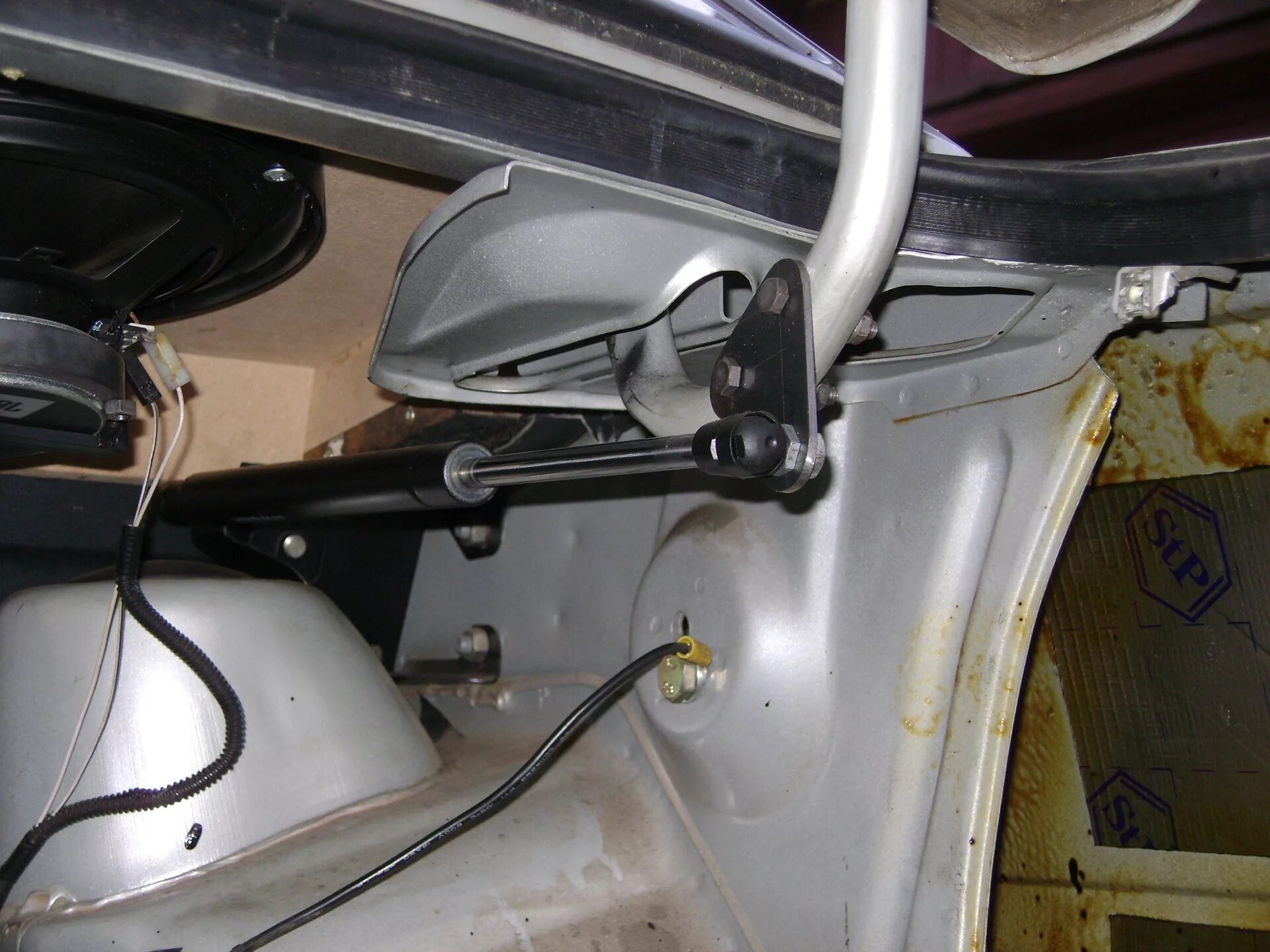 Амортизатор багажника ВАЗ 2115. Упор на багажник газовый багажник ВАЗ 2115.