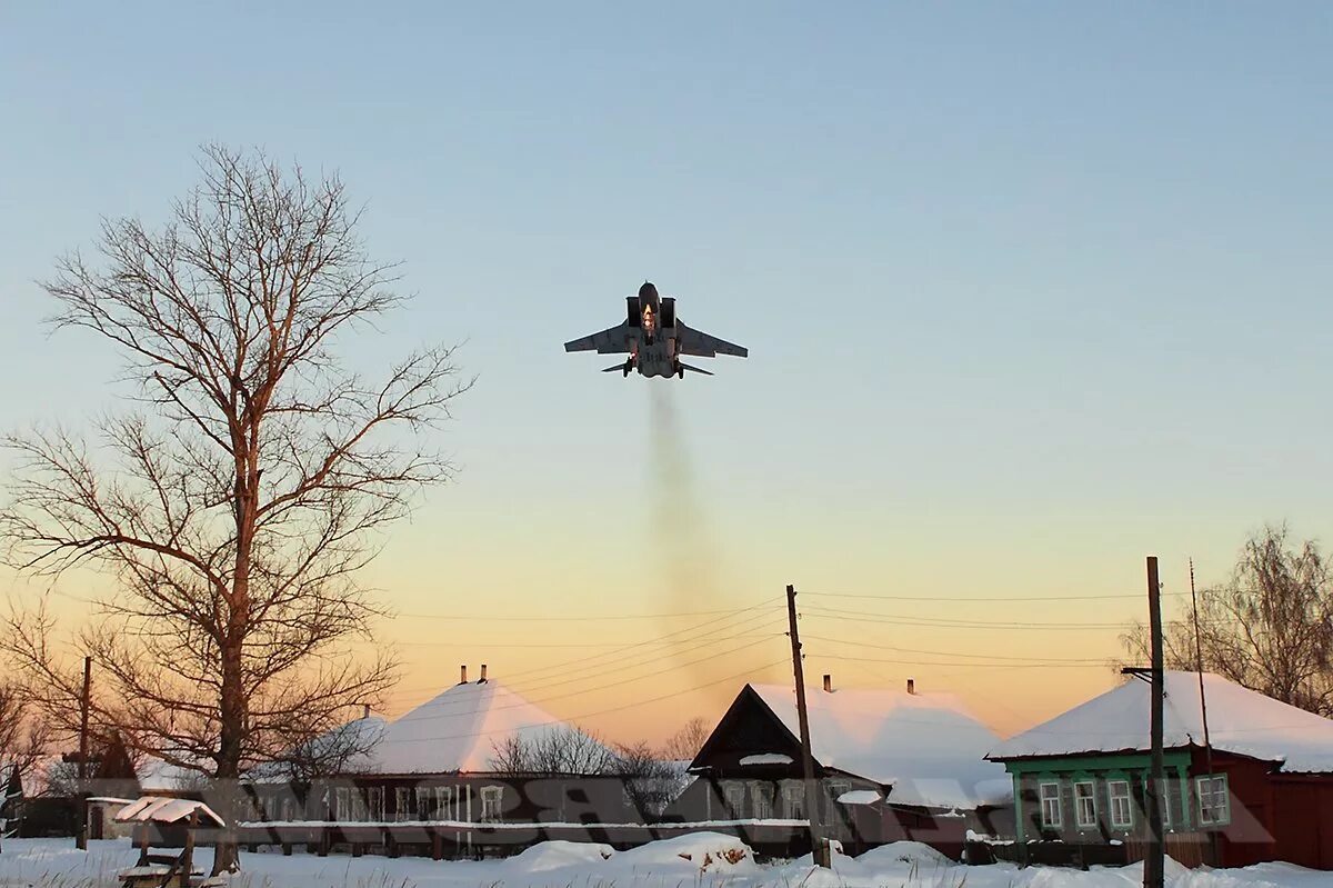 Журавль в деревне. Терри редлин озеро. Жизнь в деревне. Деревне летать. Лето в деревне дети.