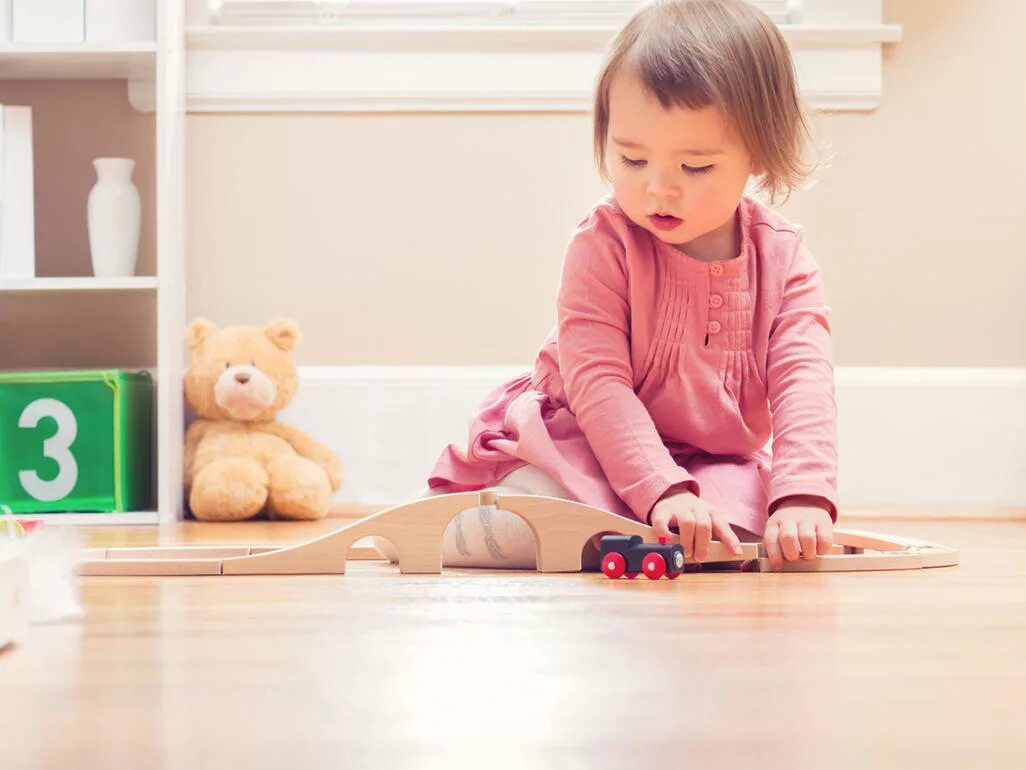 Девочка играет маленькими игрушками. Девочка играет в игрушки. Девушка играет с игрушками. Девочка играет в школу с игрушками. Девушка играет с собой игрушкой.