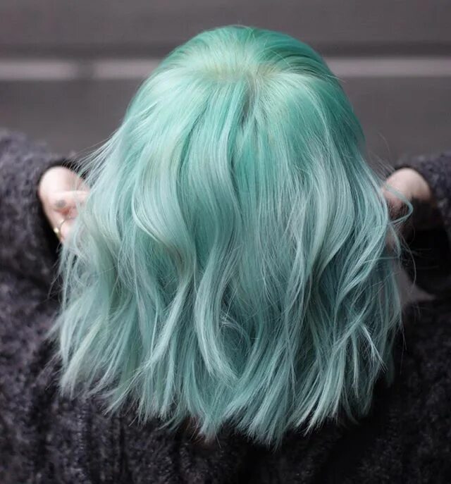 Светло зеленые волосы. Светло зеленые волосы. Грин хаир колор. Лионель тиктокерша с зелеными волосами. Светло бирюзовый цвет волос.