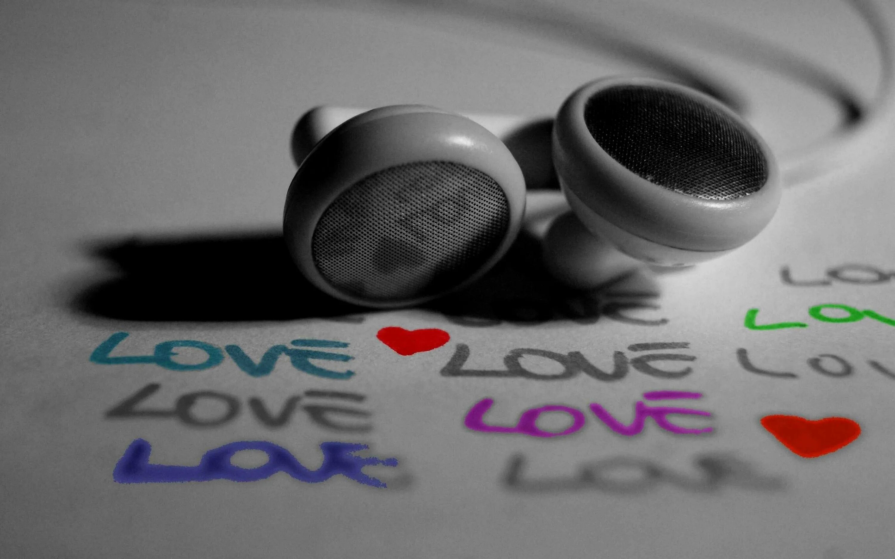 Природа и музыка картинки. Вязаные листья крючком. Листочек на наушники. Наушники на белом столе. Листочек на наушники.