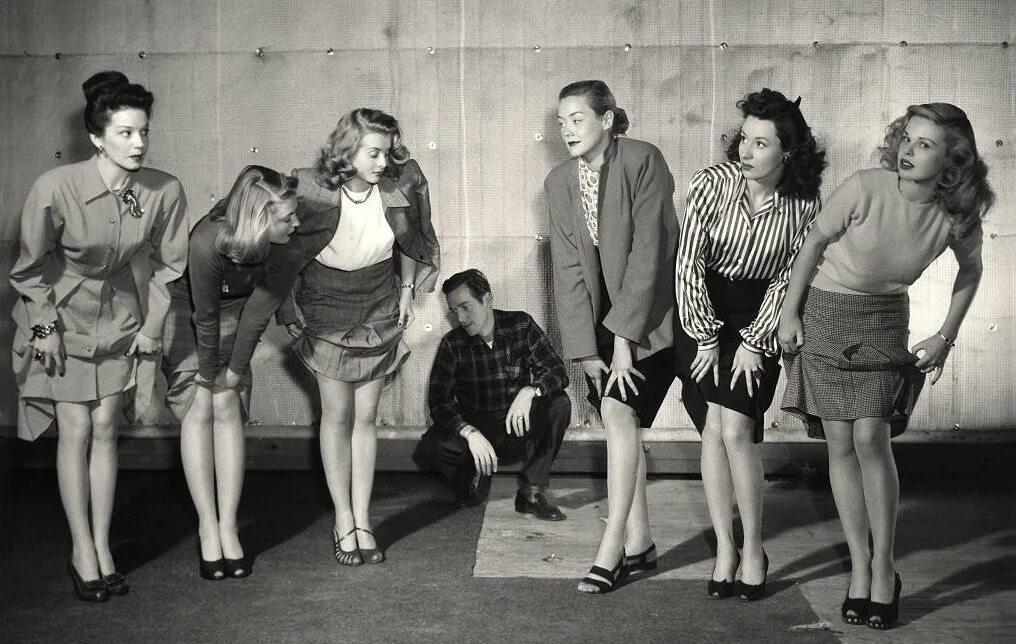 Немецкие солдаты и француженки. Ретро наказание. Кордебалет 1930. Насилие во вторую мировую войну. Линчевание негров в сша 1960.