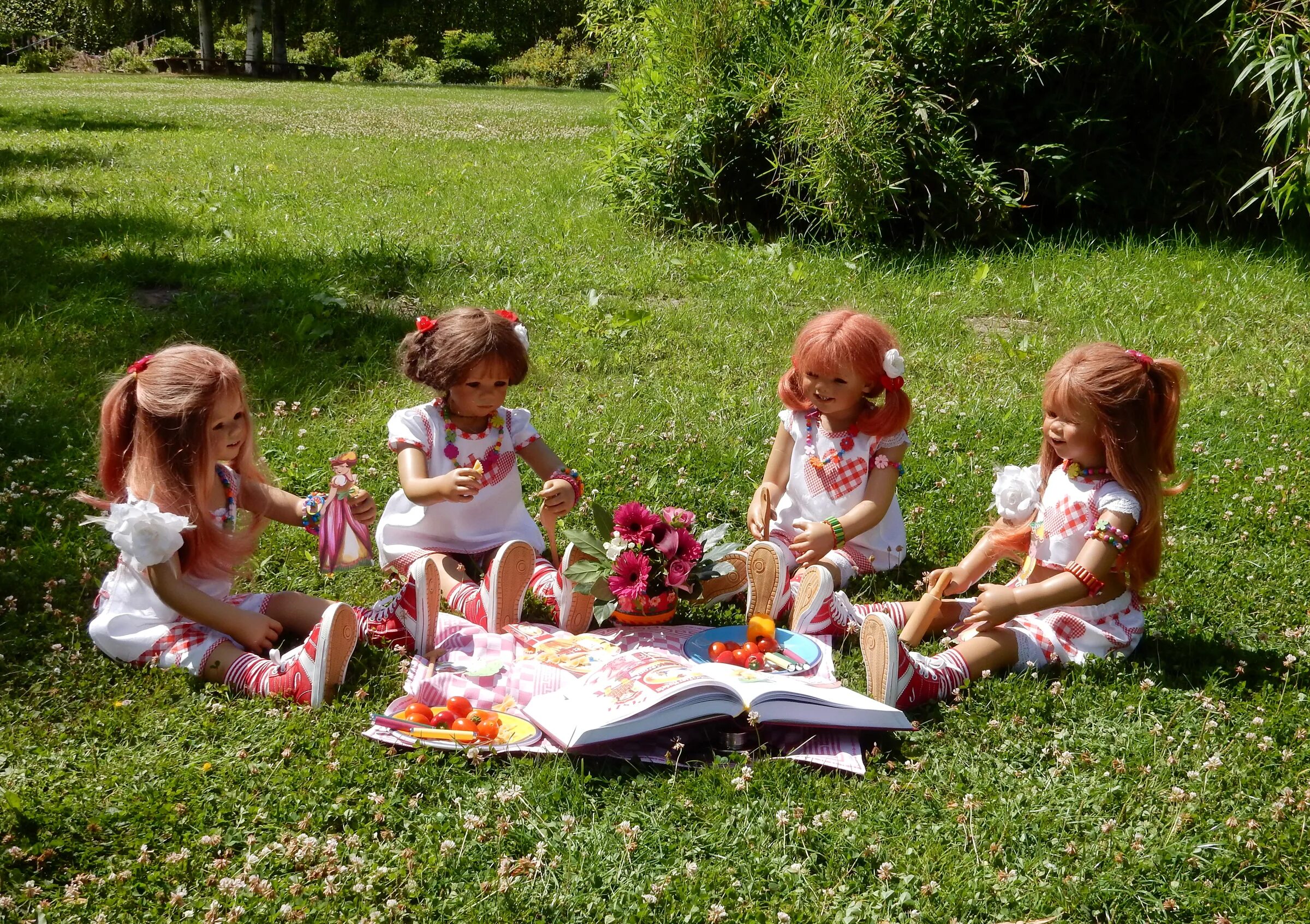 Куклы на природе. Куколка природа. Куклы для девочек. Кукла на траве.