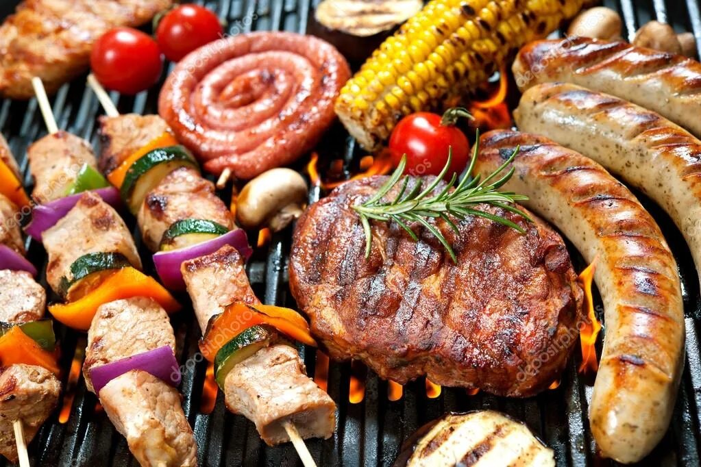 Вкусный сочный шашлык. Блюда на мангале. барбекю блюда. мясо на мангале. шашлык на мангале.