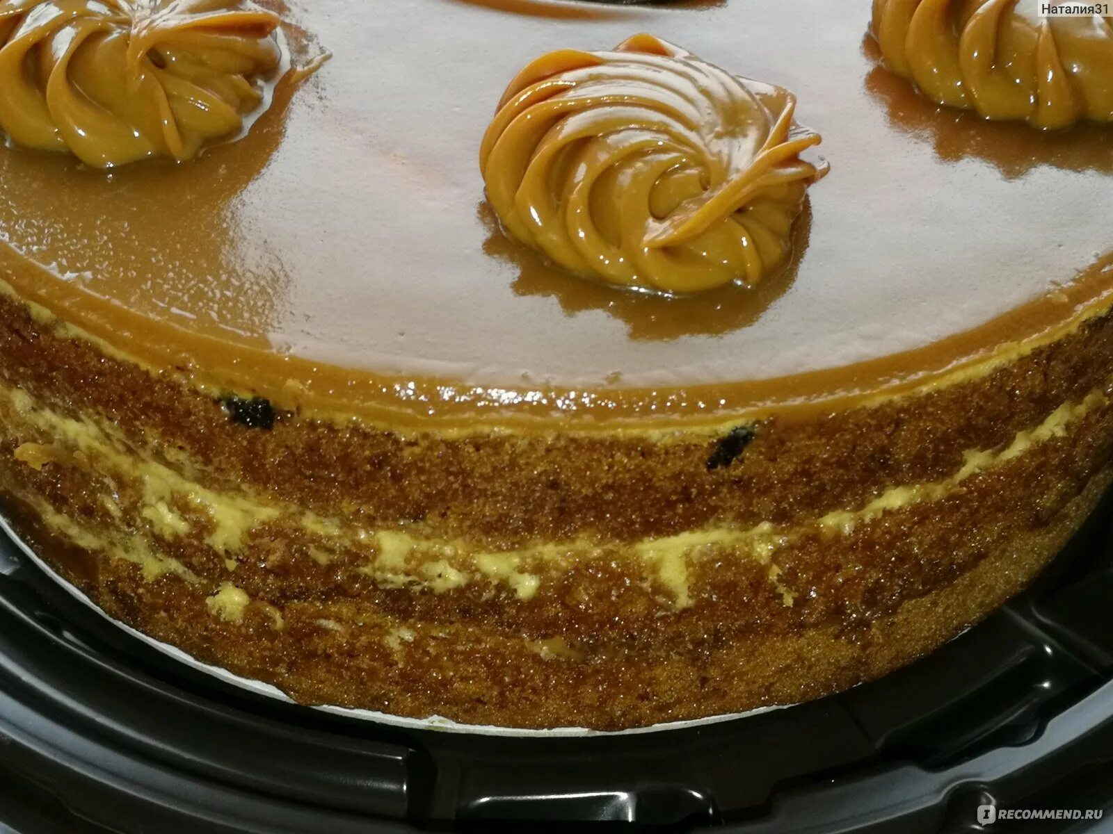 Шоколадный торт со сгущенкой. Сливочно миндальный торт север метрополь. Торт вареная сгущенка. Украшение торта вареной сгущенкой. Соло кармен торт сникерс.