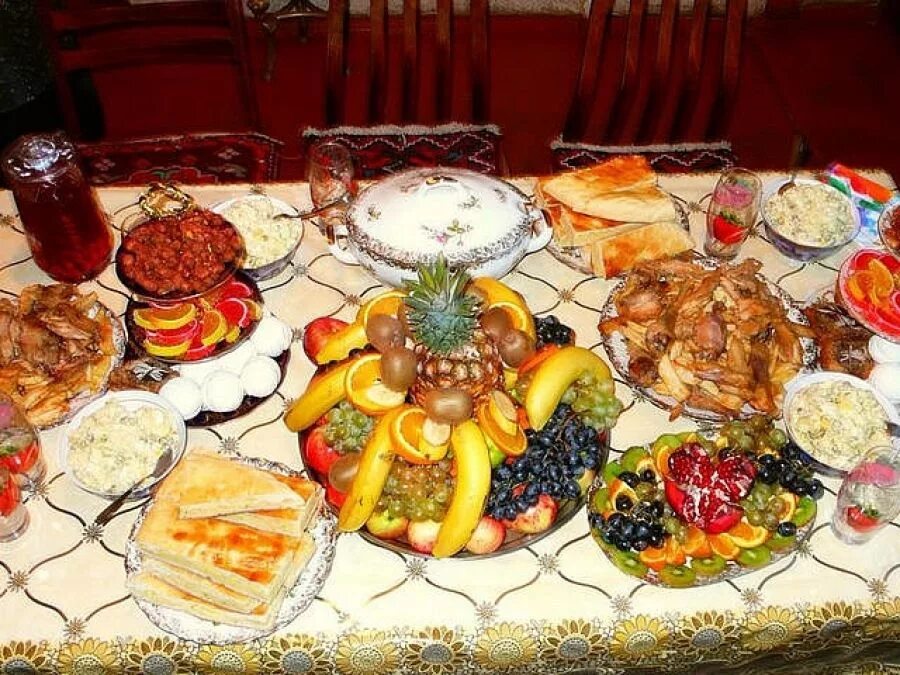Праздничный стол на уразу. Блюда на праздник Ураза байрам. Праздничный стол на байрам. Стол мусульманский праздничный.