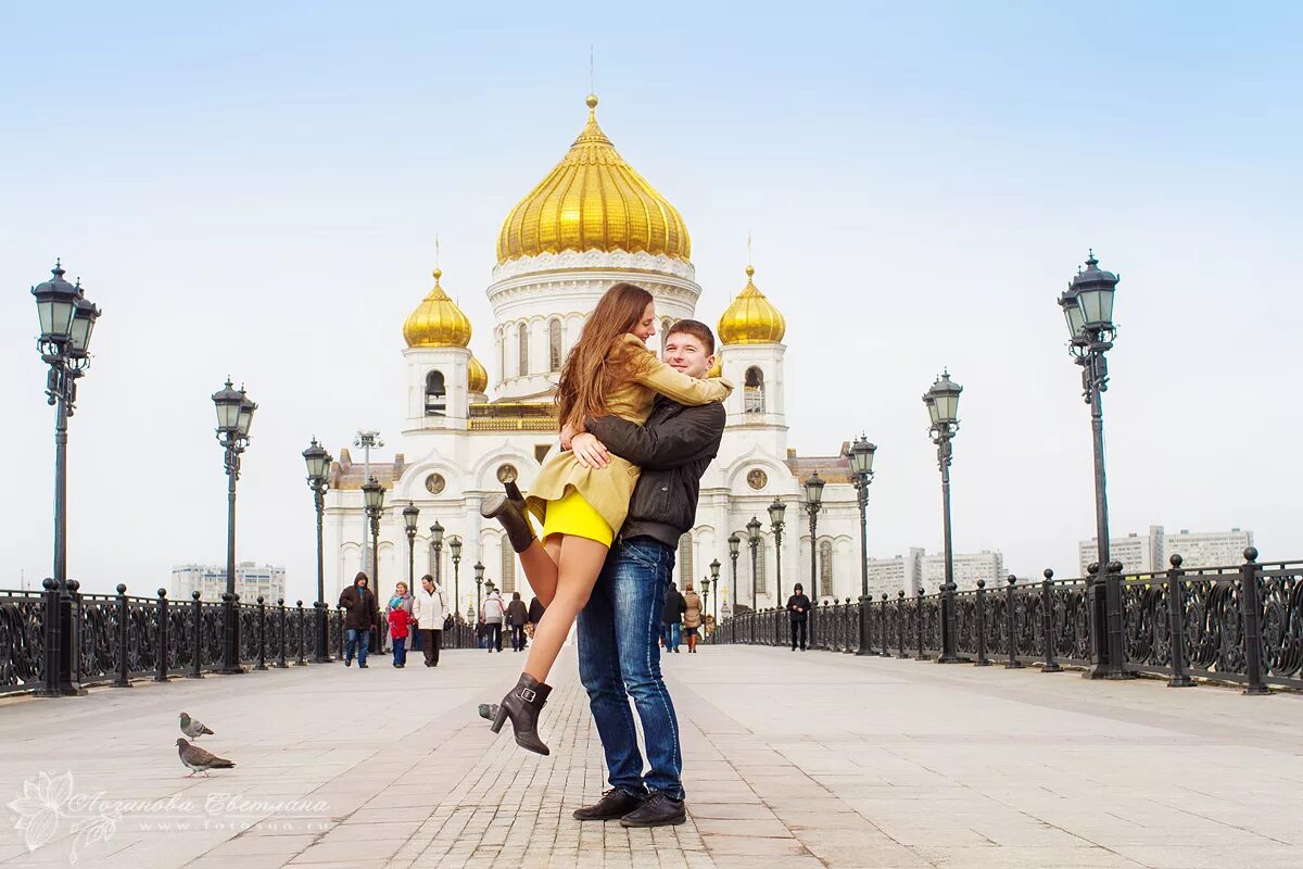 Погулять ваше. Девушка гуляет по Москве. Прогулка по Москве девушки. Фотосессия в Москве. Фотосессия прогулка по городу.