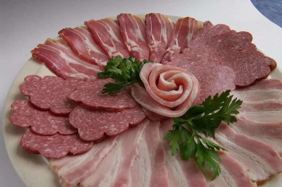 Холодные закуски мясное ассорти. Украсить мясо. Красивое украшение праздничного стола. Красивая нарезка колбасы. Украсить мясо.